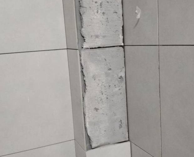 杨浦瓷砖空鼓维修公司分享下瓷砖施工前基层浇水润湿程度不足，可能导致以下问题